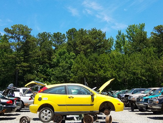 EN EL PATIO: 2000 FORD FOCUS