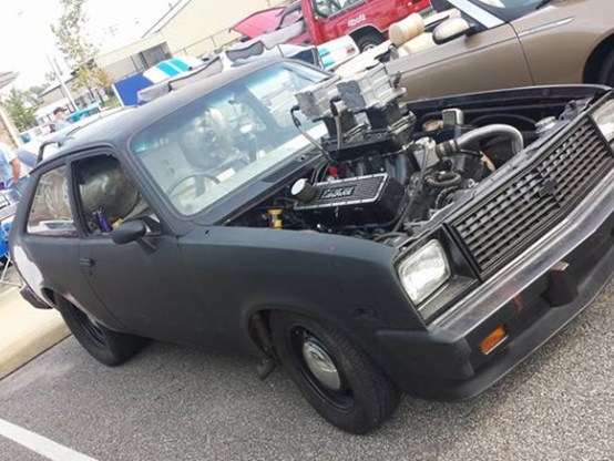 CLIENTE DESTACADO: EL CHEVETTE BIG BLOCK CON VOLANTE A LA DERECHA DE CODY LINDSEY