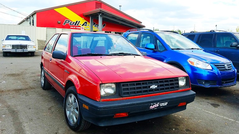 Su coche debe su suave perfil lateral al Chevy Spectrum de 1985.